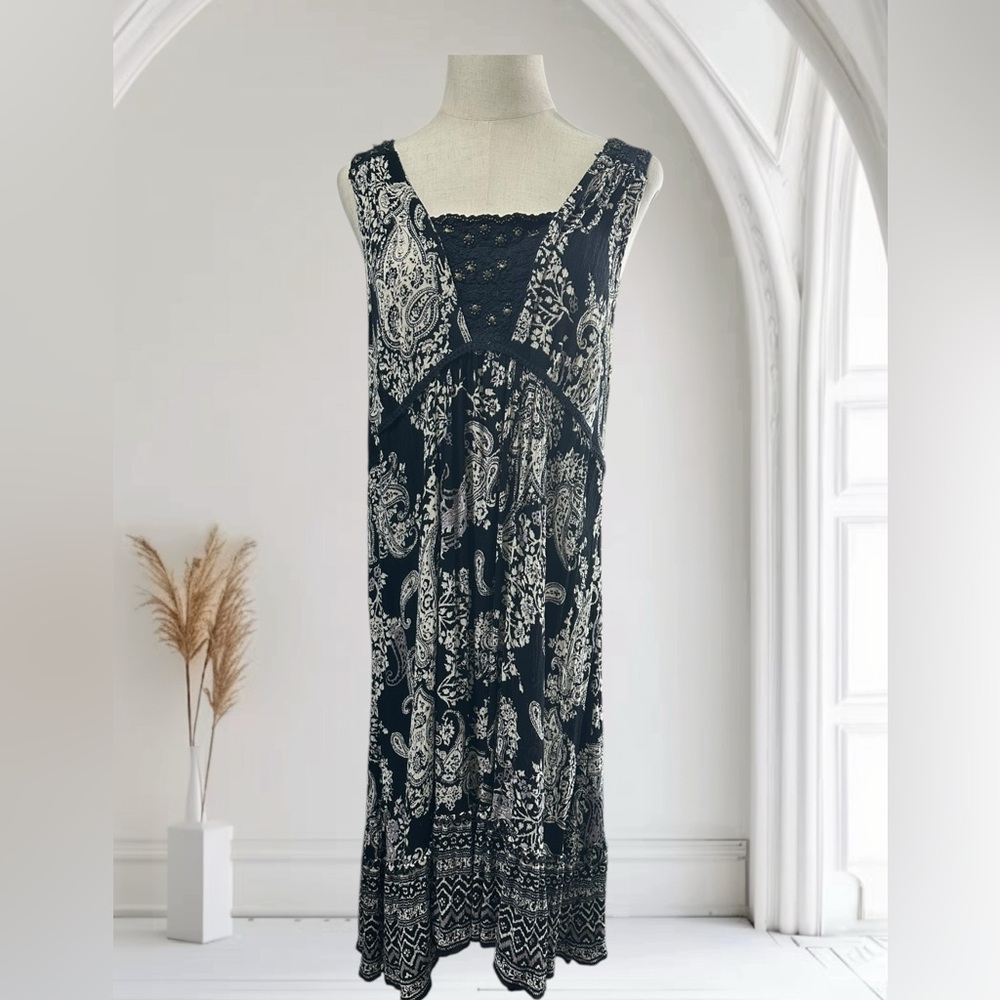 Forbidden black & white sleeveless boho chic midi dress. Size Large